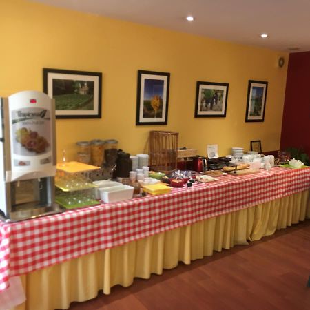 Logis Hotel-Restaurant Le Chene Vert Saint-Pourçain-sur-Sioule Buitenkant foto