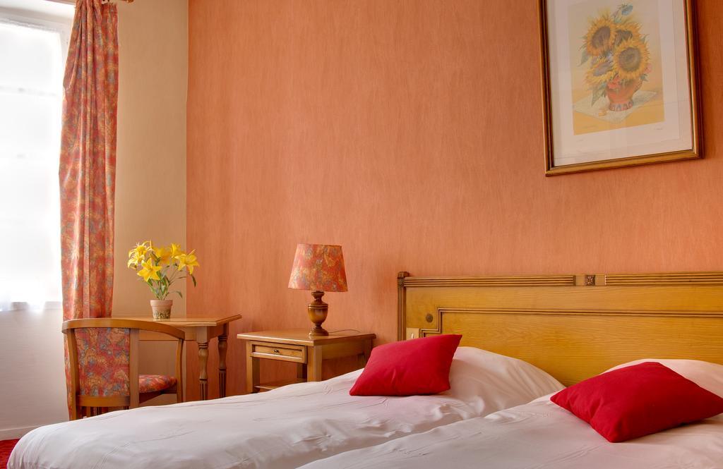 Logis Hotel-Restaurant Le Chene Vert Saint-Pourçain-sur-Sioule Buitenkant foto