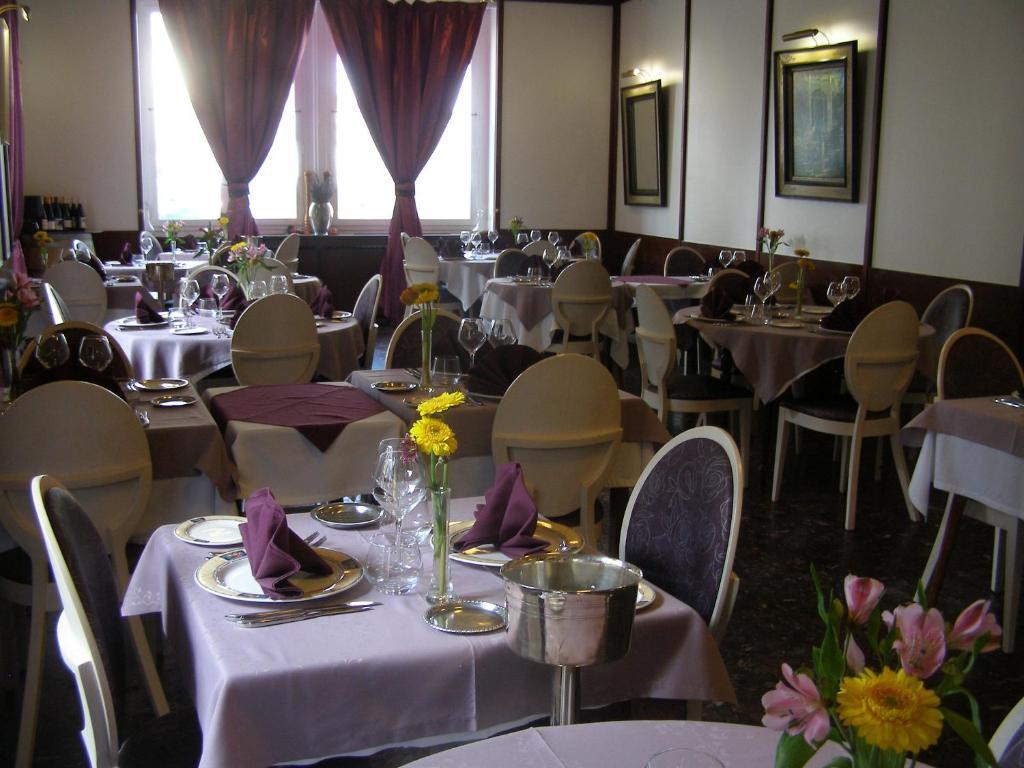 Logis Hotel-Restaurant Le Chene Vert Saint-Pourçain-sur-Sioule Buitenkant foto