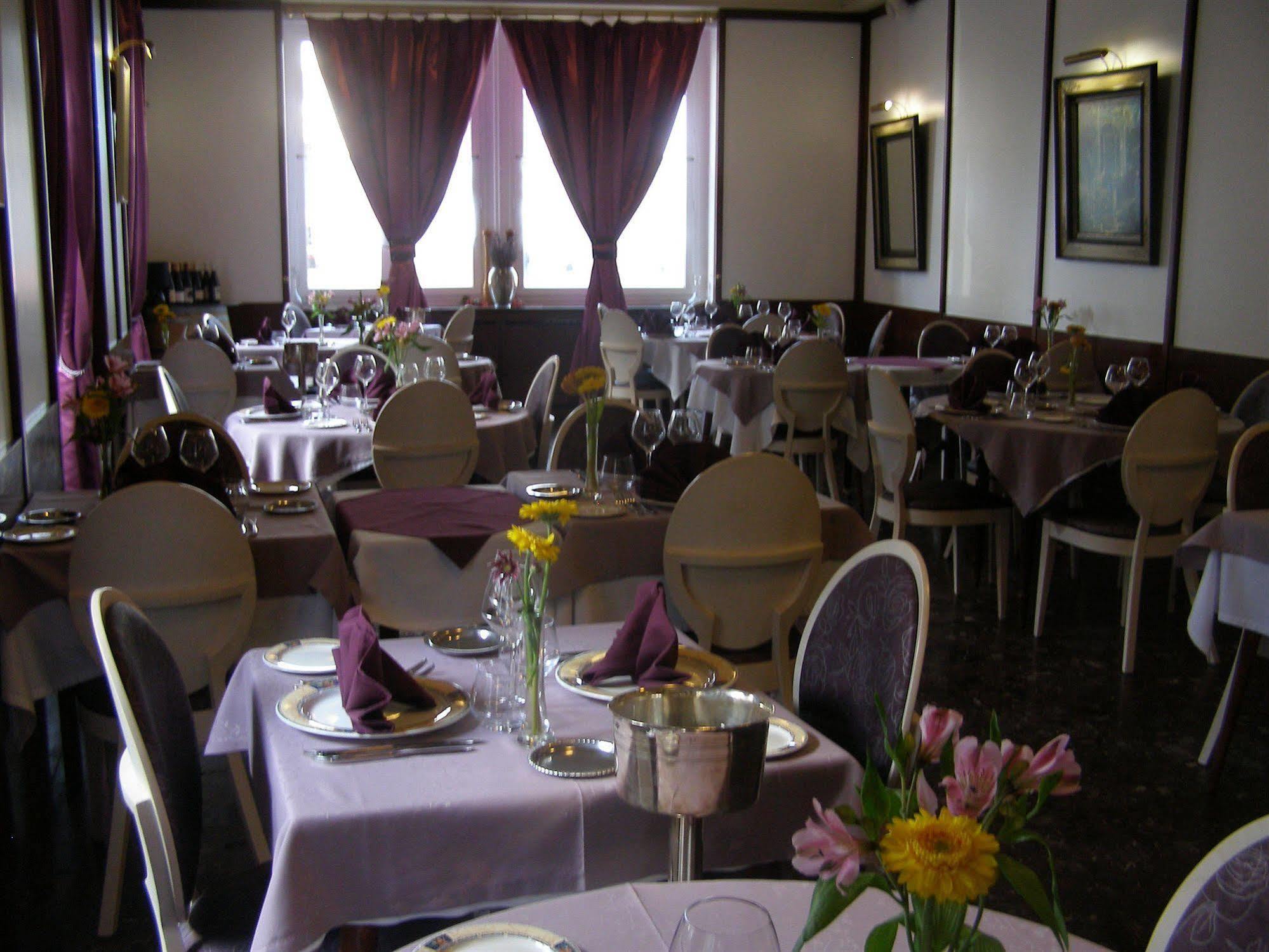 Logis Hotel-Restaurant Le Chene Vert Saint-Pourçain-sur-Sioule Buitenkant foto