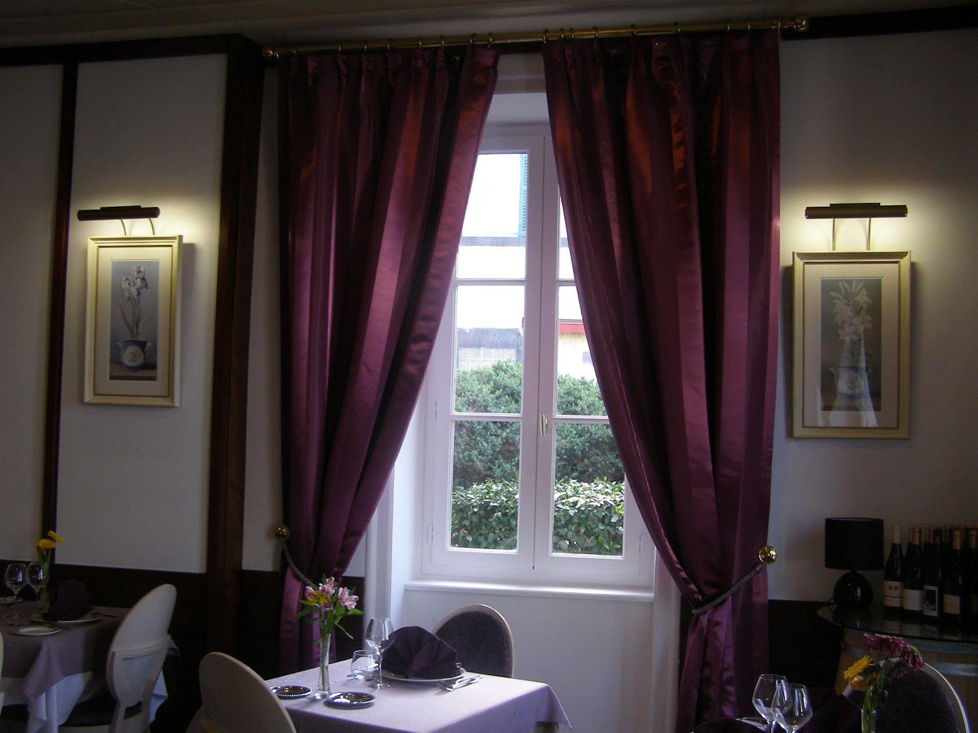 Logis Hotel-Restaurant Le Chene Vert Saint-Pourçain-sur-Sioule Buitenkant foto