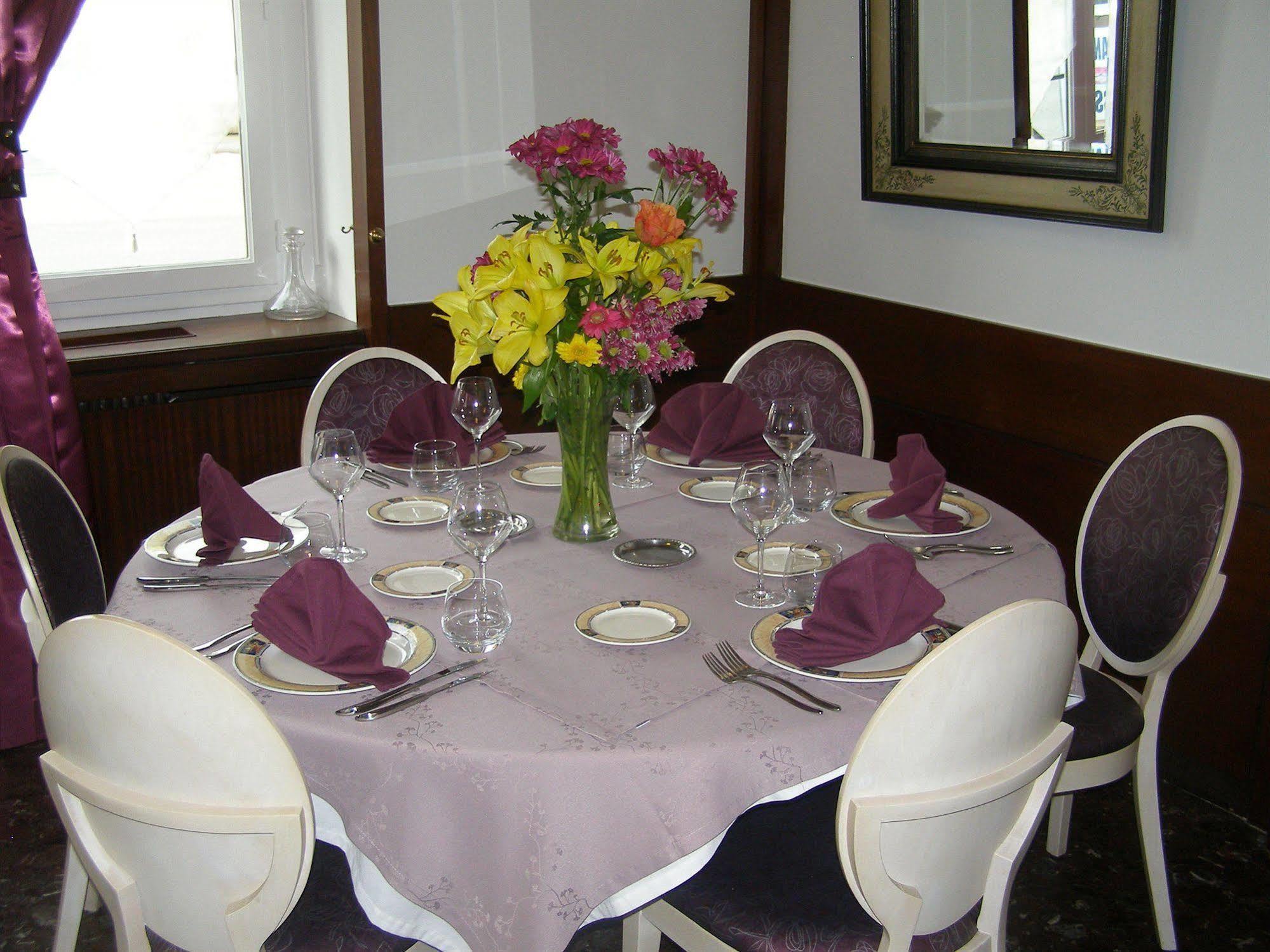Logis Hotel-Restaurant Le Chene Vert Saint-Pourçain-sur-Sioule Buitenkant foto