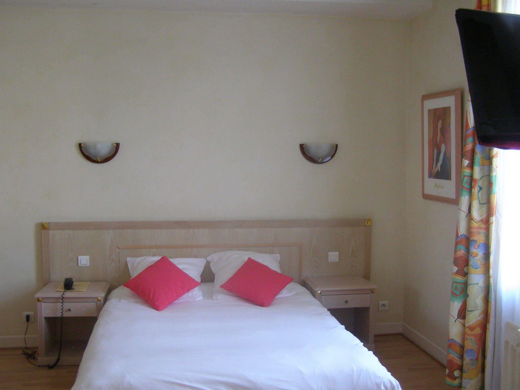 Logis Hotel-Restaurant Le Chene Vert Saint-Pourçain-sur-Sioule Buitenkant foto