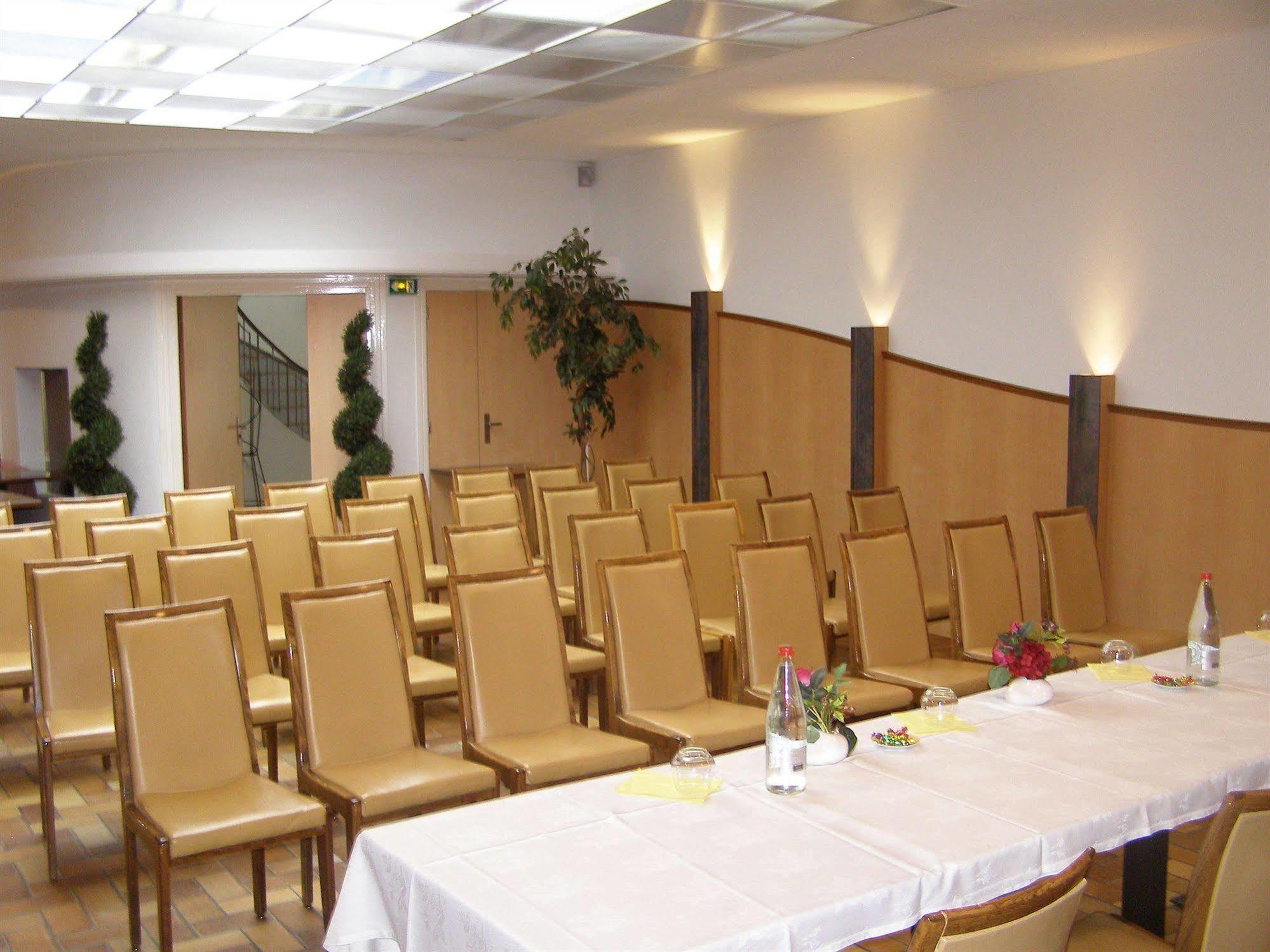 Logis Hotel-Restaurant Le Chene Vert Saint-Pourçain-sur-Sioule Buitenkant foto
