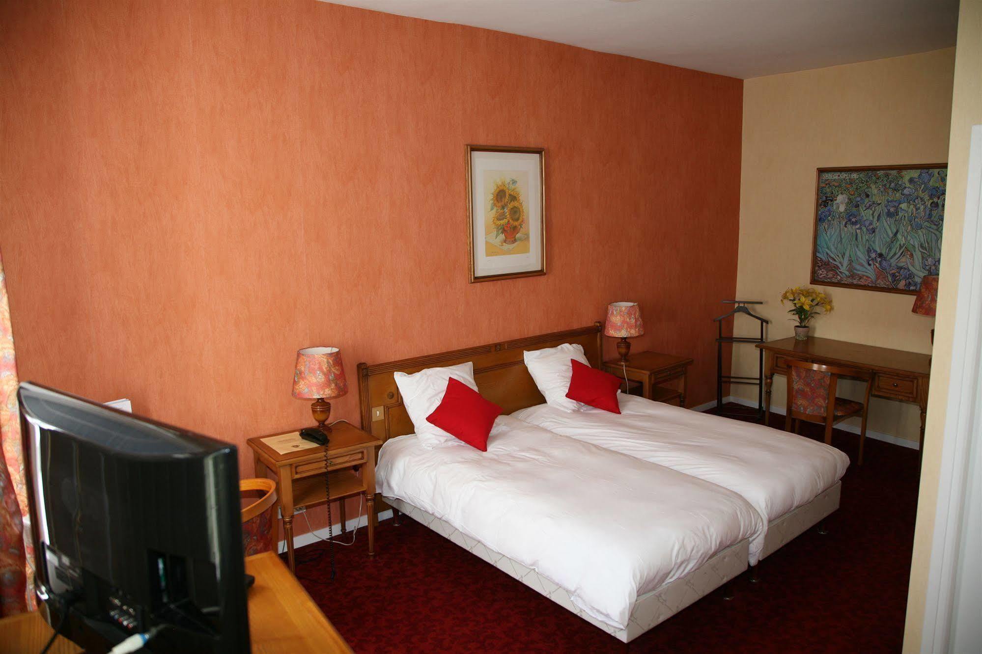 Logis Hotel-Restaurant Le Chene Vert Saint-Pourçain-sur-Sioule Buitenkant foto