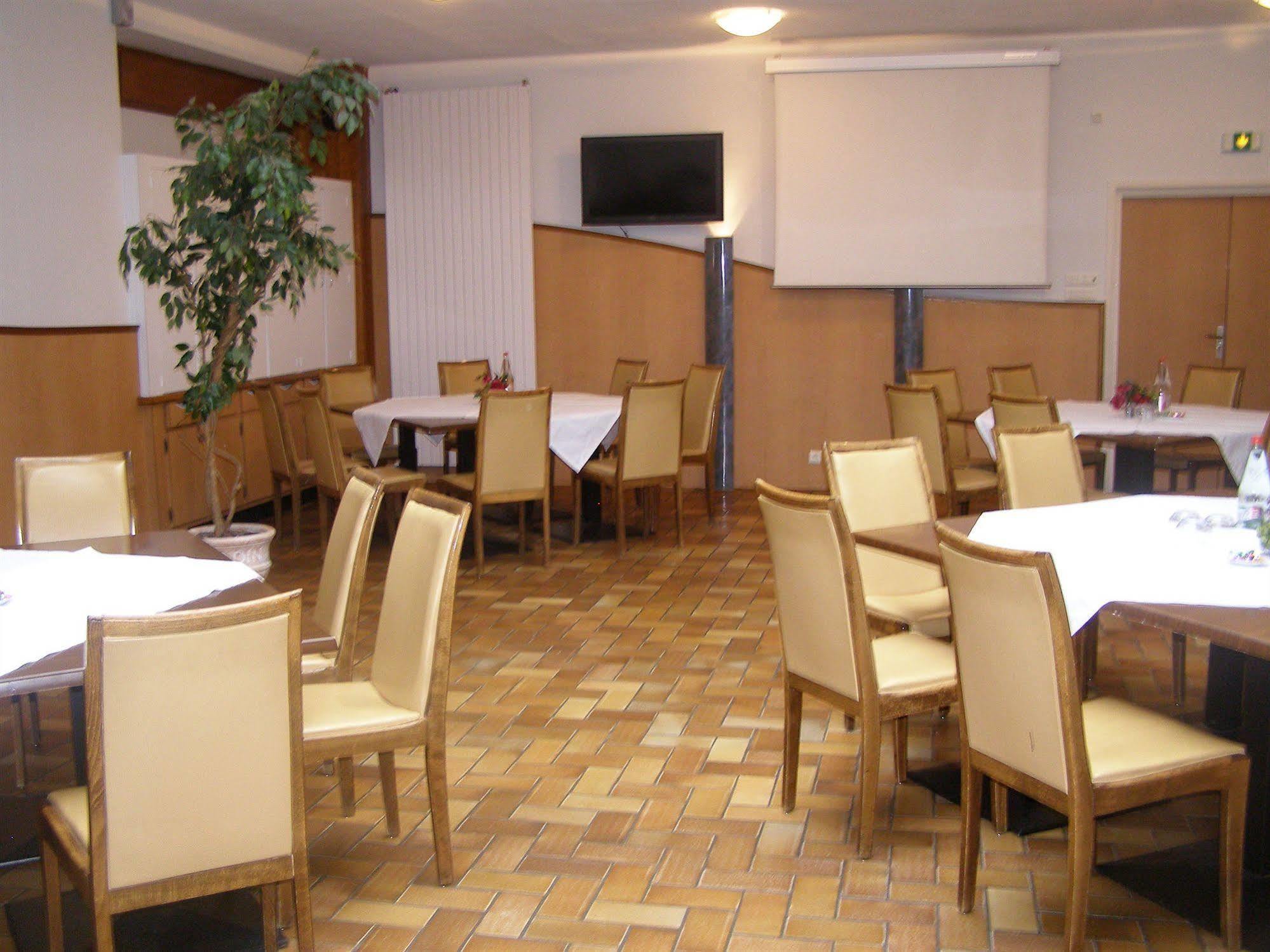 Logis Hotel-Restaurant Le Chene Vert Saint-Pourçain-sur-Sioule Buitenkant foto